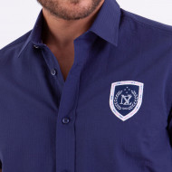 Chemise unie manches courtes avec écusson