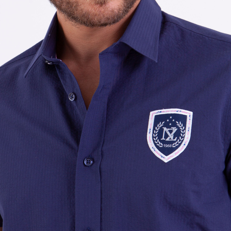 Chemise unie manches courtes avec écusson